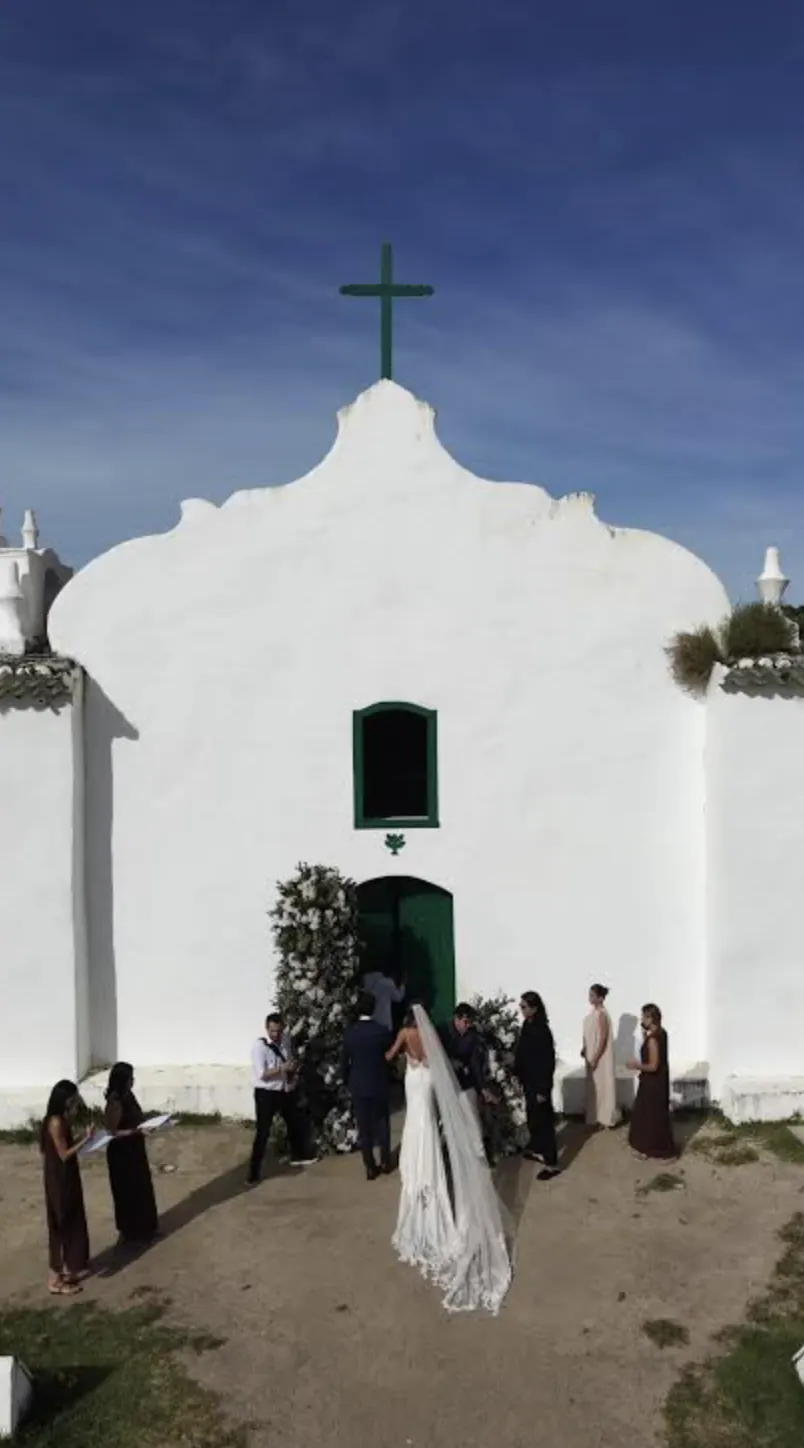 Casamento próximo à igreja histórica de Trancoso