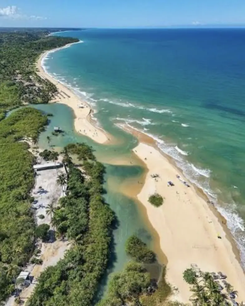Praia dos Nativos em Trancoso em dia claro