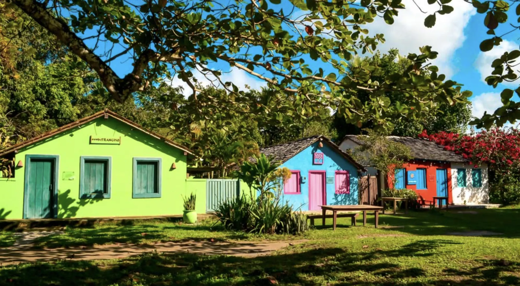 Quadrado de Trancoso com casas coloridas e atmosfera histórica