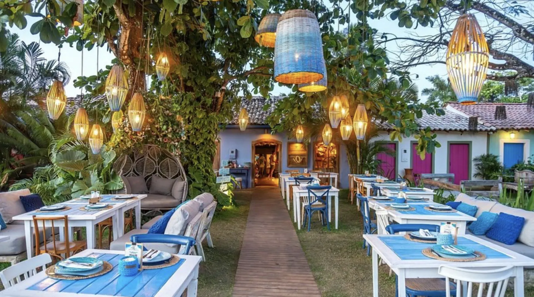 Restaurante em Trancoso com atmosfera acolhedora e editorial
